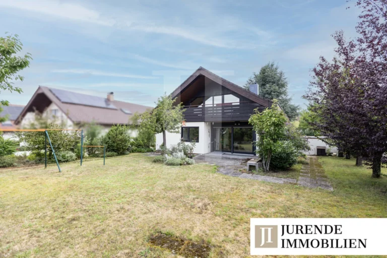 Ein- bis Zweifamilienhaus mit zusätzlicher Einliegerwohnung und traumhaften Garten