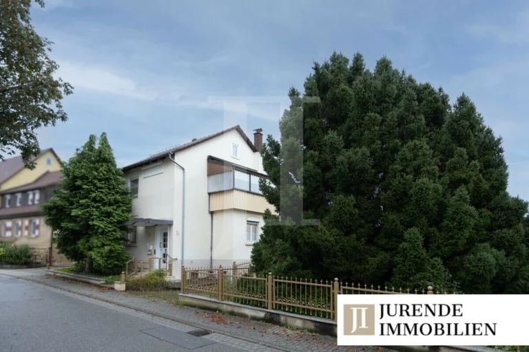 Sanierungsbedürftiges Zweifamilienhaus mit zahlreichen Nebenflächen