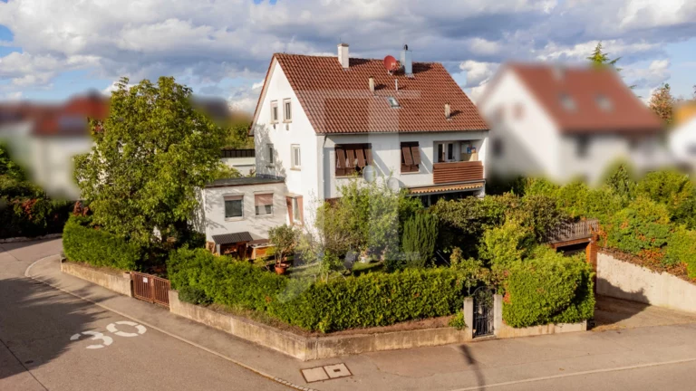 Vermietetes 3-Familienhaus mit zusätzlichen Wohnmobilgaragen.