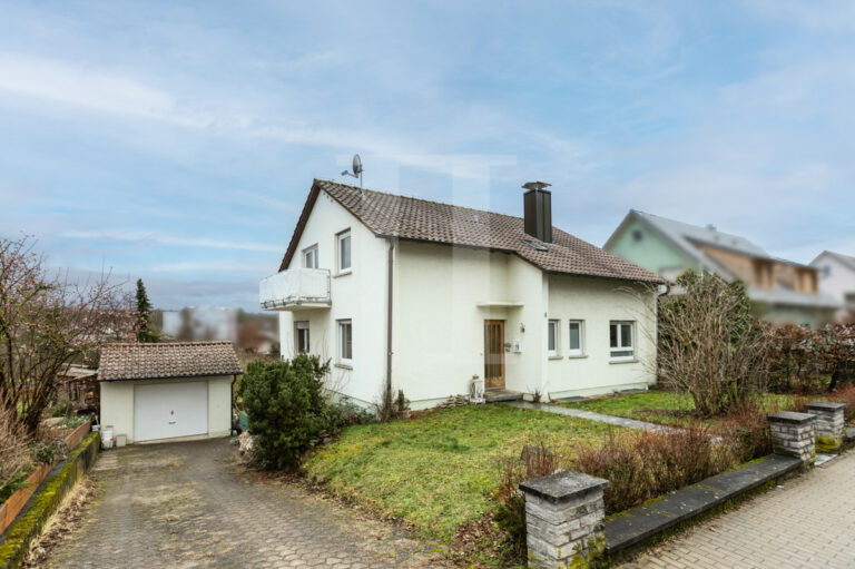 Sanierungsbedürftiges Einfamilienhaus mit großem Garten in Feldrandlage von Lienzingen