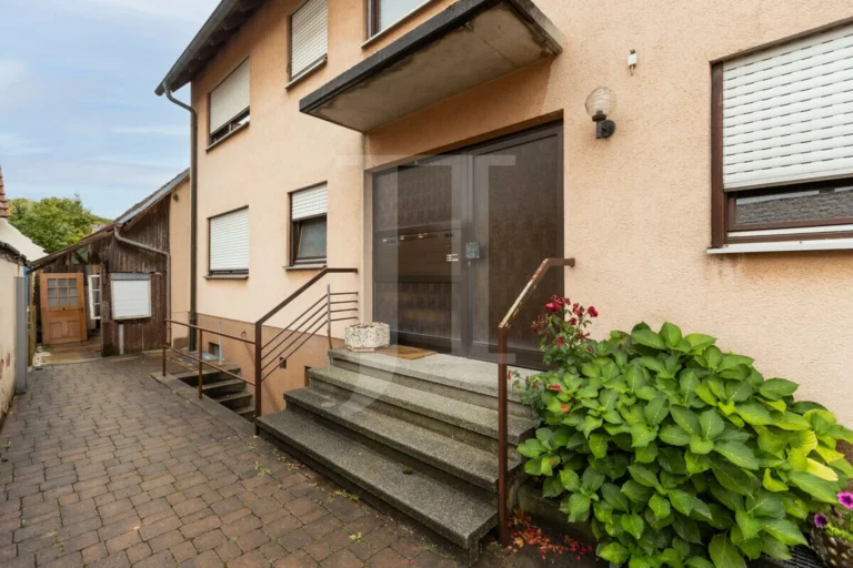 Zwei- bis Dreifamilienhaus in Lienzingen