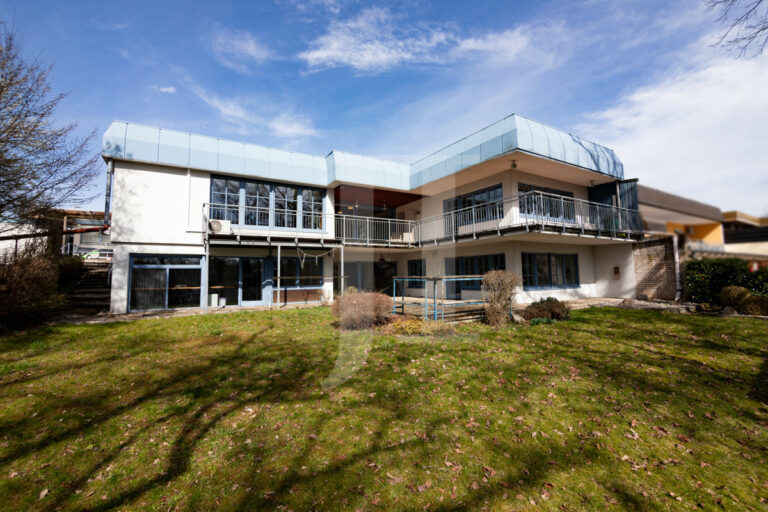 Großzügiger Bungalow mit 4 Garagenstellplätzen und traumhaftem Garten.