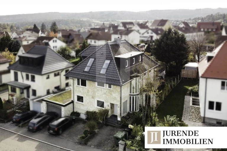 Hochwertiges Wohnen in Aussichtslage: Einfamilienhaus mit vermieteter Praxis