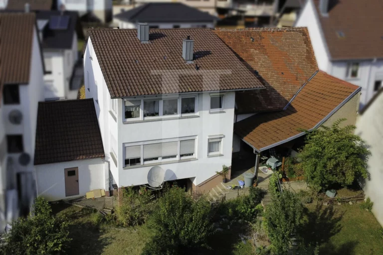 Zweifamilienhaus mit großzügiger Scheune und schönem Garten in Eisingen