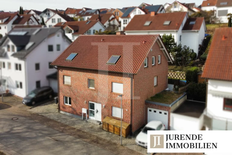 Attraktive Kapitalanlage in Feldrandlage – Gepflegtes Zweifamilienhaus mit Einliegerwohnung