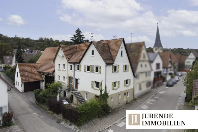 Sanierungsbedürfte Doppelhaushälften mit großer Scheune und schönem Grundstück